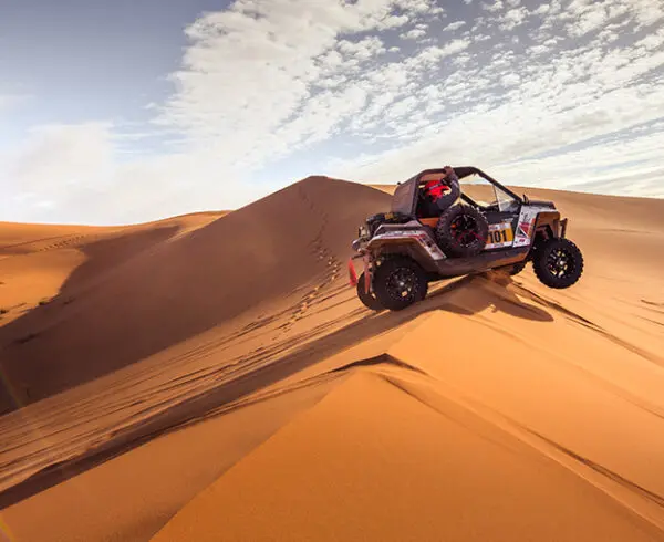 Coche de Misión Masari por el desierto