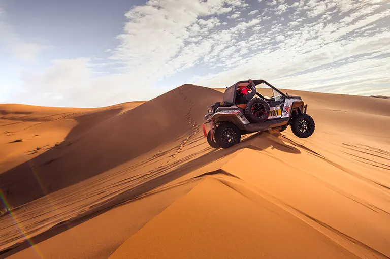 Coche de Misión Masari por el desierto