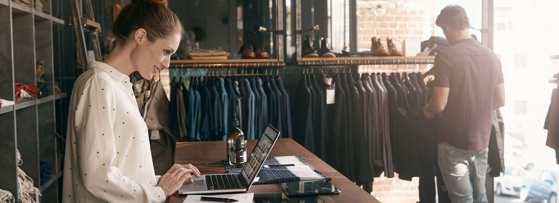 Chica contenta mientras gestiona la subvención para su tienda online