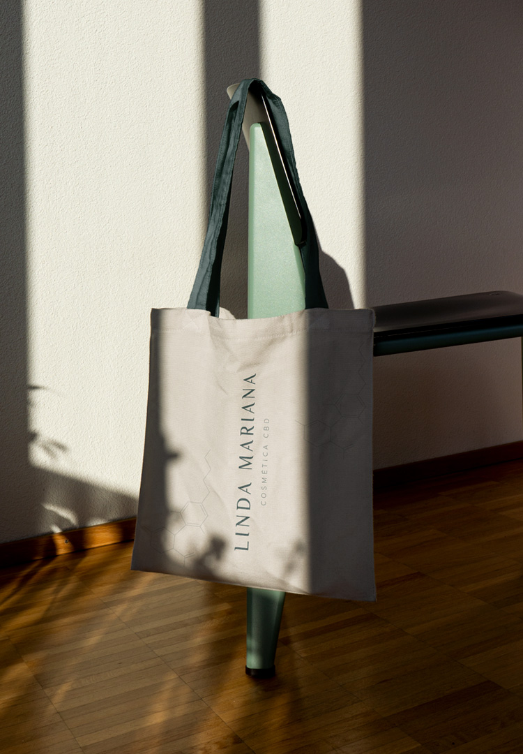 Diseño de Tote Bag para la marca de Linda Mariana, diseño de packaging y universo de marca.